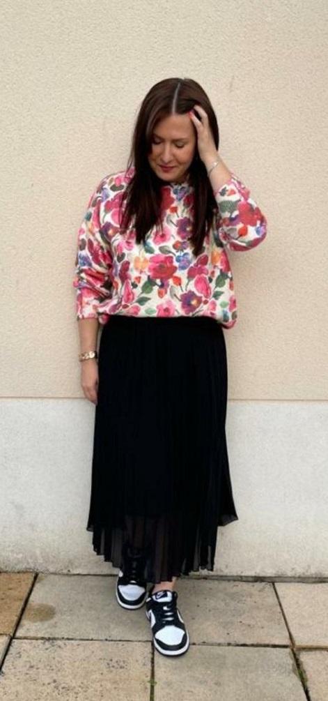 Haut fleuri et robe noire